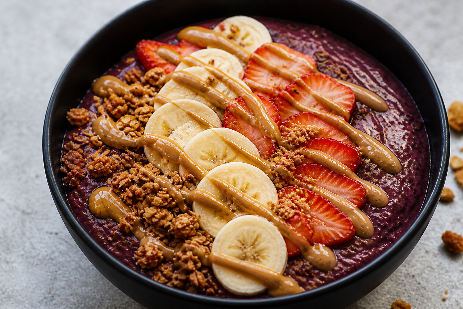 PB Crunch — açaí con plátano, fresa, muesli y peanut butter