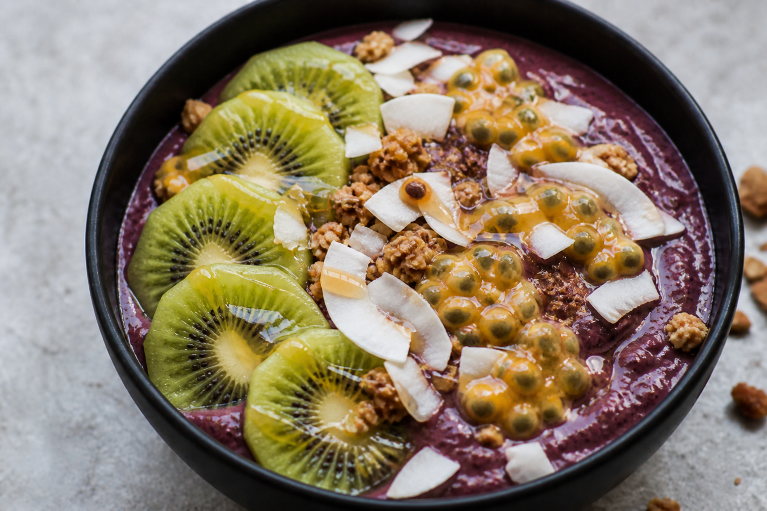Passion Glow — açaí con kiwi, coco, maracuyá y miel