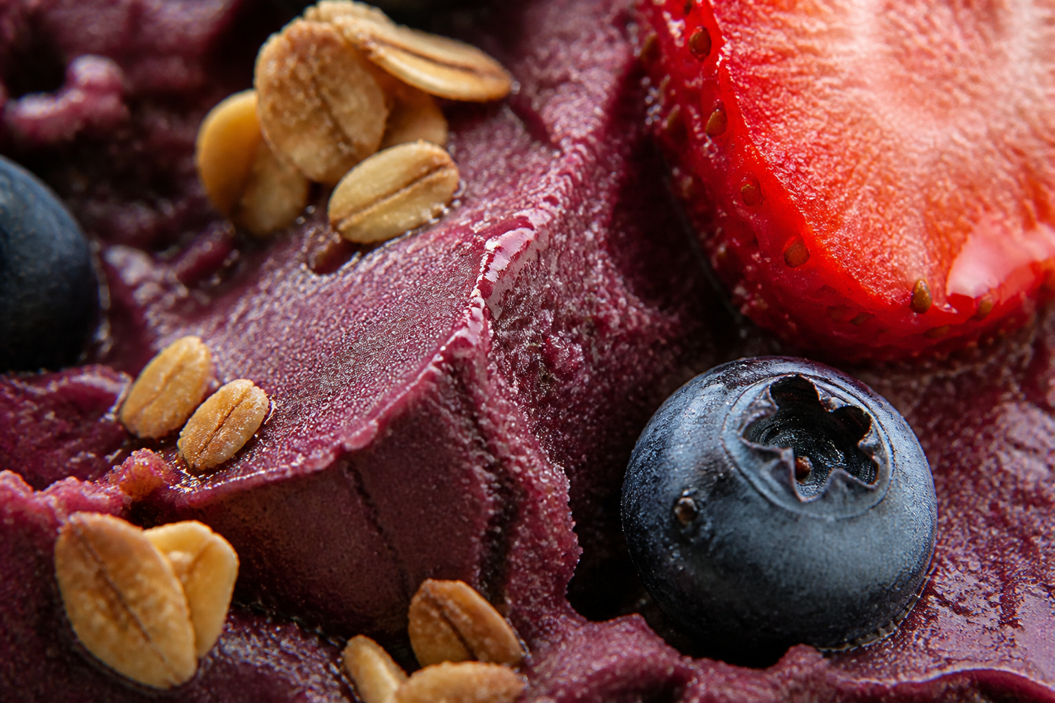 Macro de açaí con fresa y arándanos