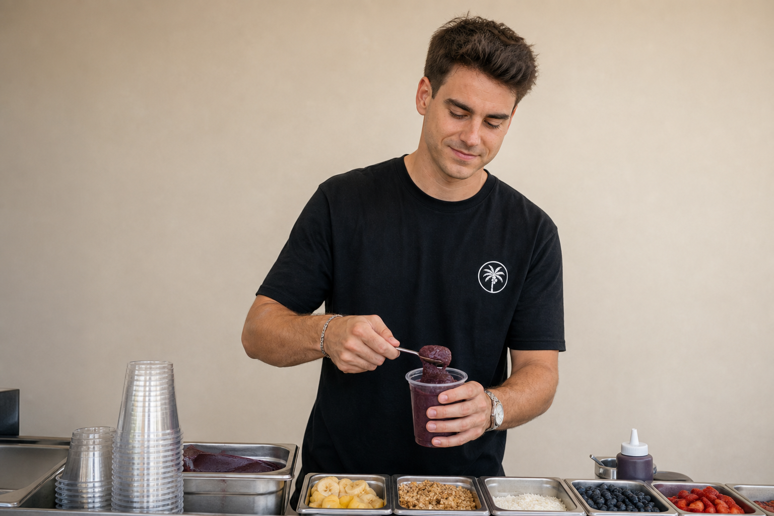 Preparando açaí al momento en el stand