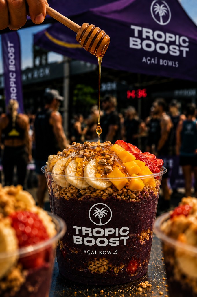La Tropicoqueta — açaí con plátano, fresa, piña, granola y miel